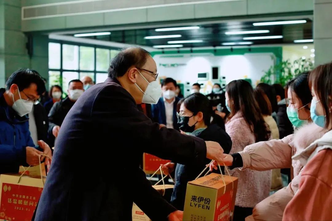 全国总工会党组成员、经费审查委员会主任李晓钟一行莅临幸运彩股份文旅板块温暖慰问